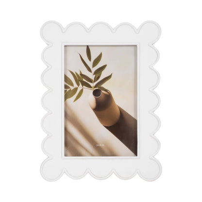 Photo Frame - Resin with Decorative Scalloped Edge: White / 5x7