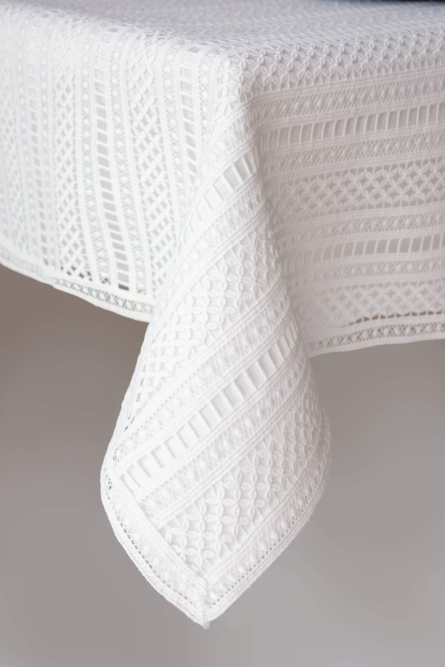 Loressa White Lined Tablecloth