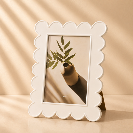 Photo Frame - Resin with Decorative Scalloped Edge: White / 5x7