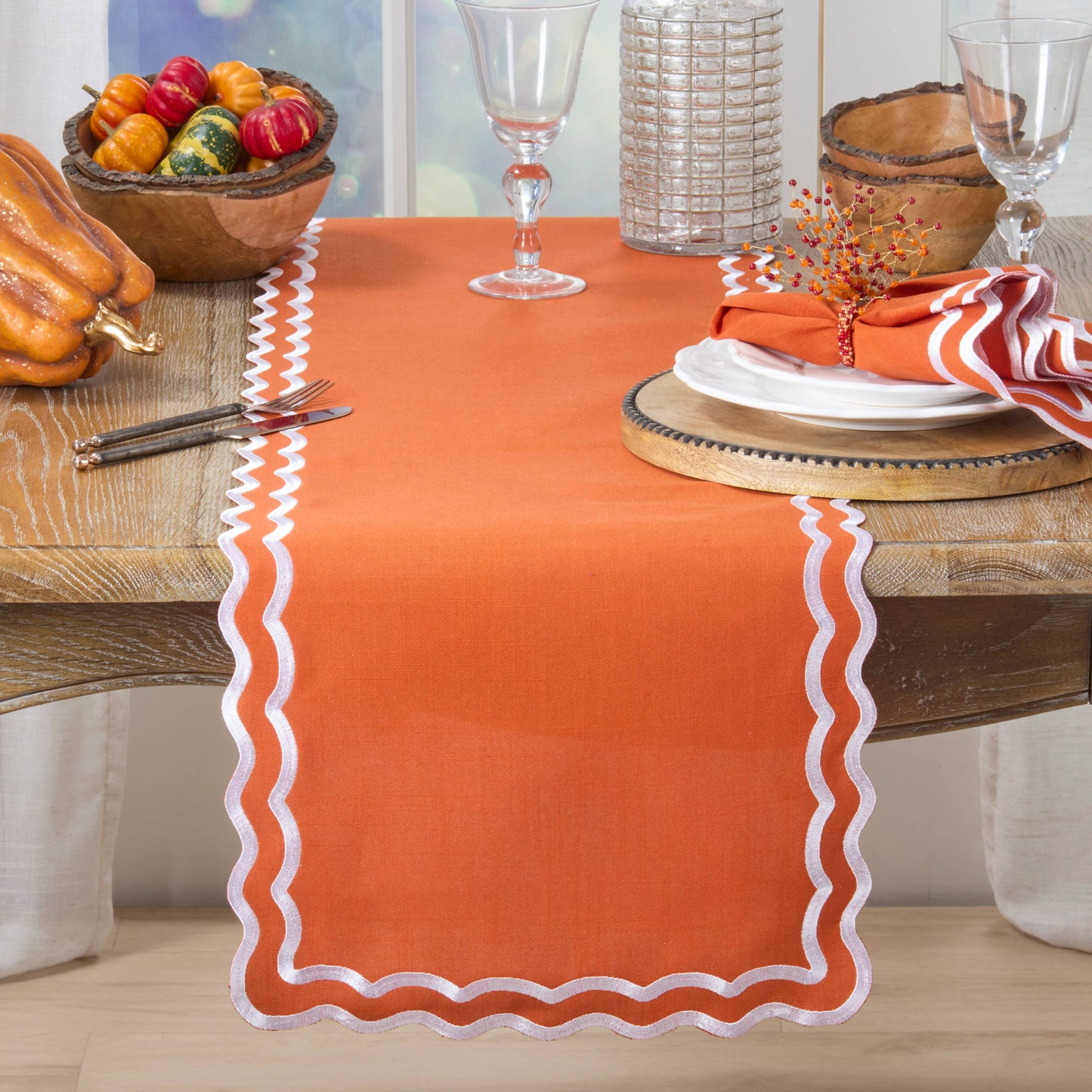 Scalloped Border Table Runner: Taupe / 16"x72"