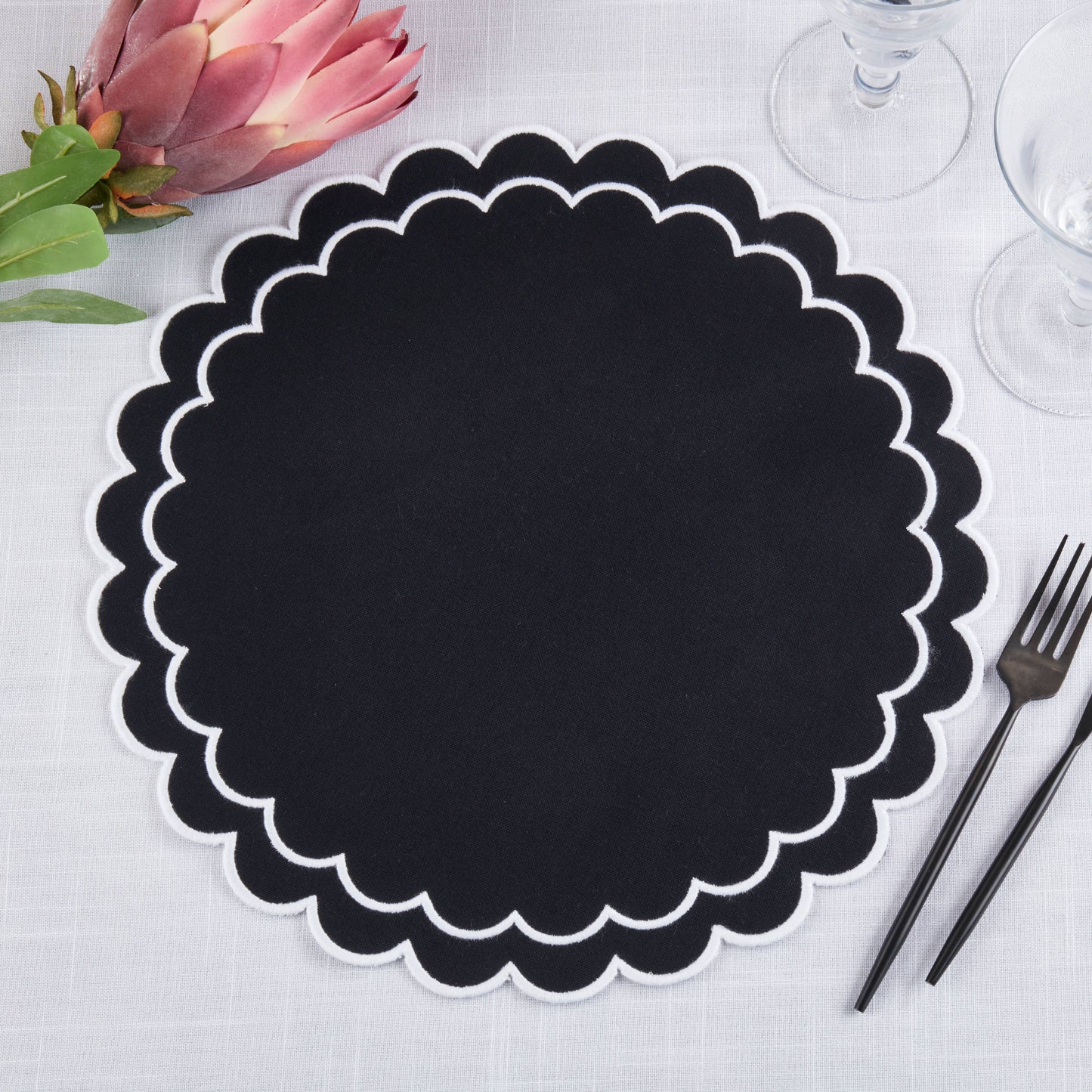 Round Scalloped Cotton Placemats: Black / 15"