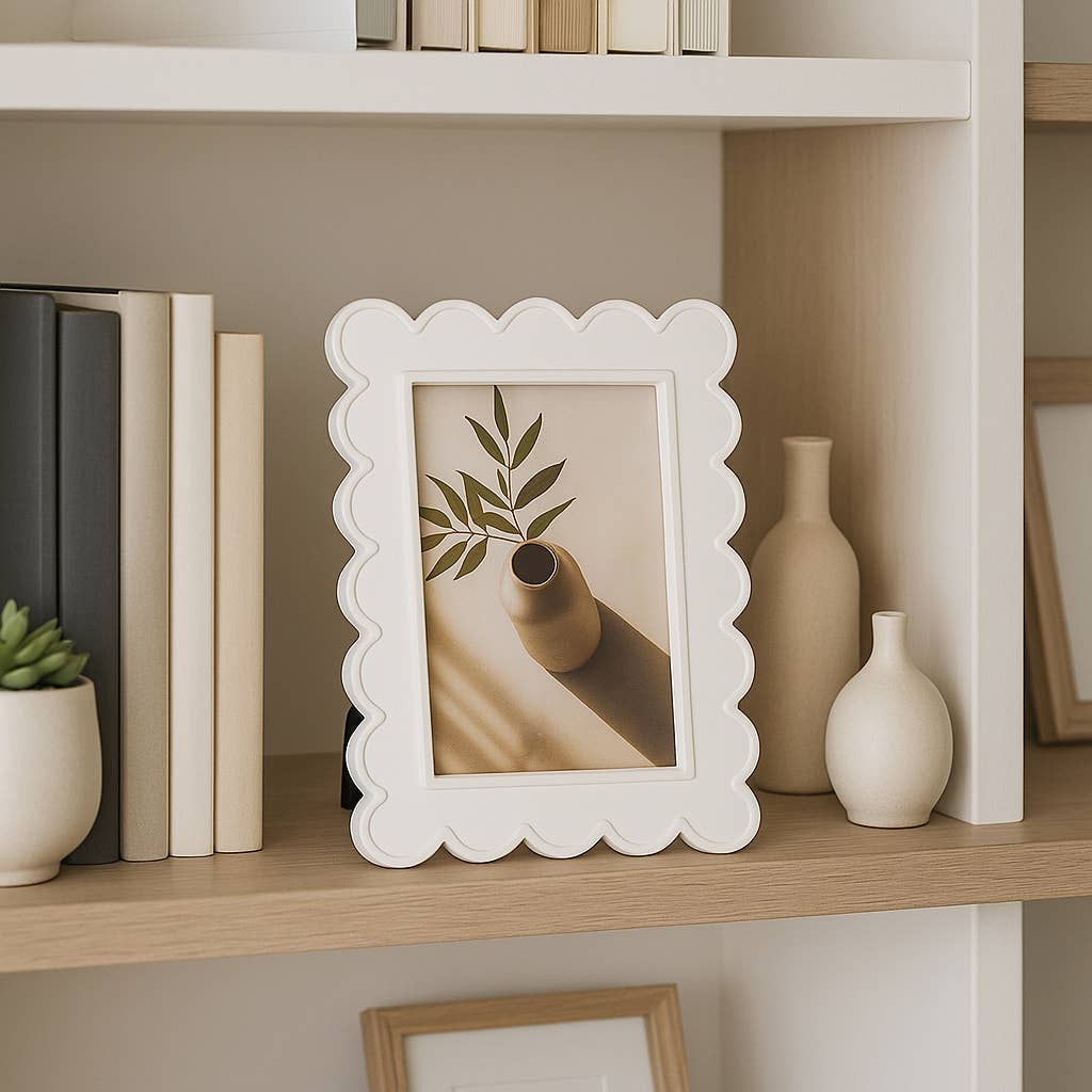Photo Frame - Resin with Decorative Scalloped Edge: White / 5x7