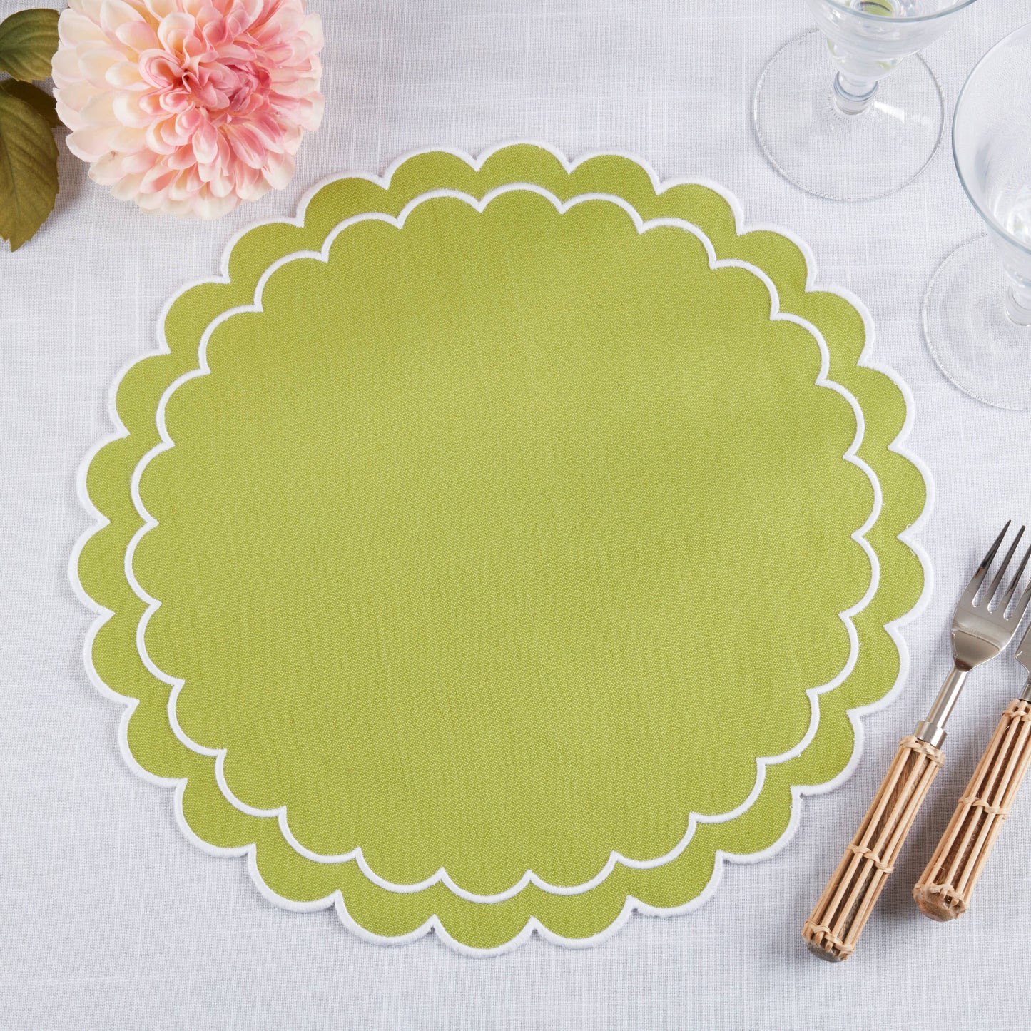 Round Scalloped Cotton Placemats: Black / 15"