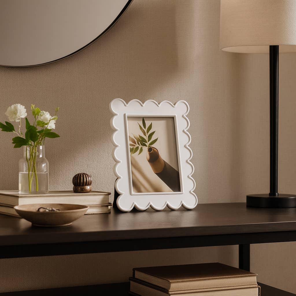 Photo Frame - Resin with Decorative Scalloped Edge: White / 5x7