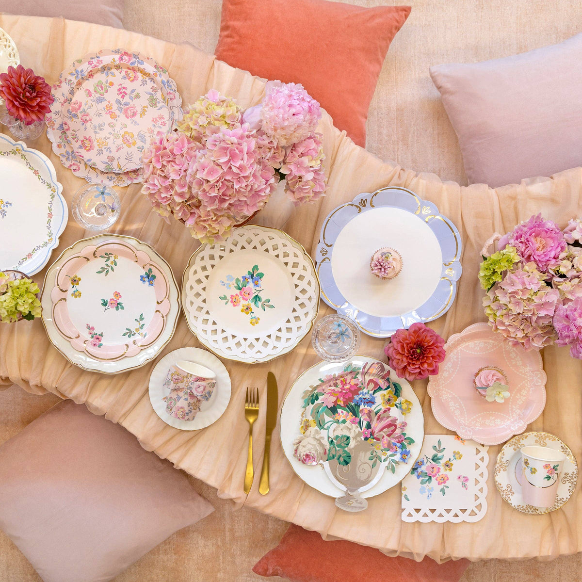 Rococo Floral Vase Plates 8pk