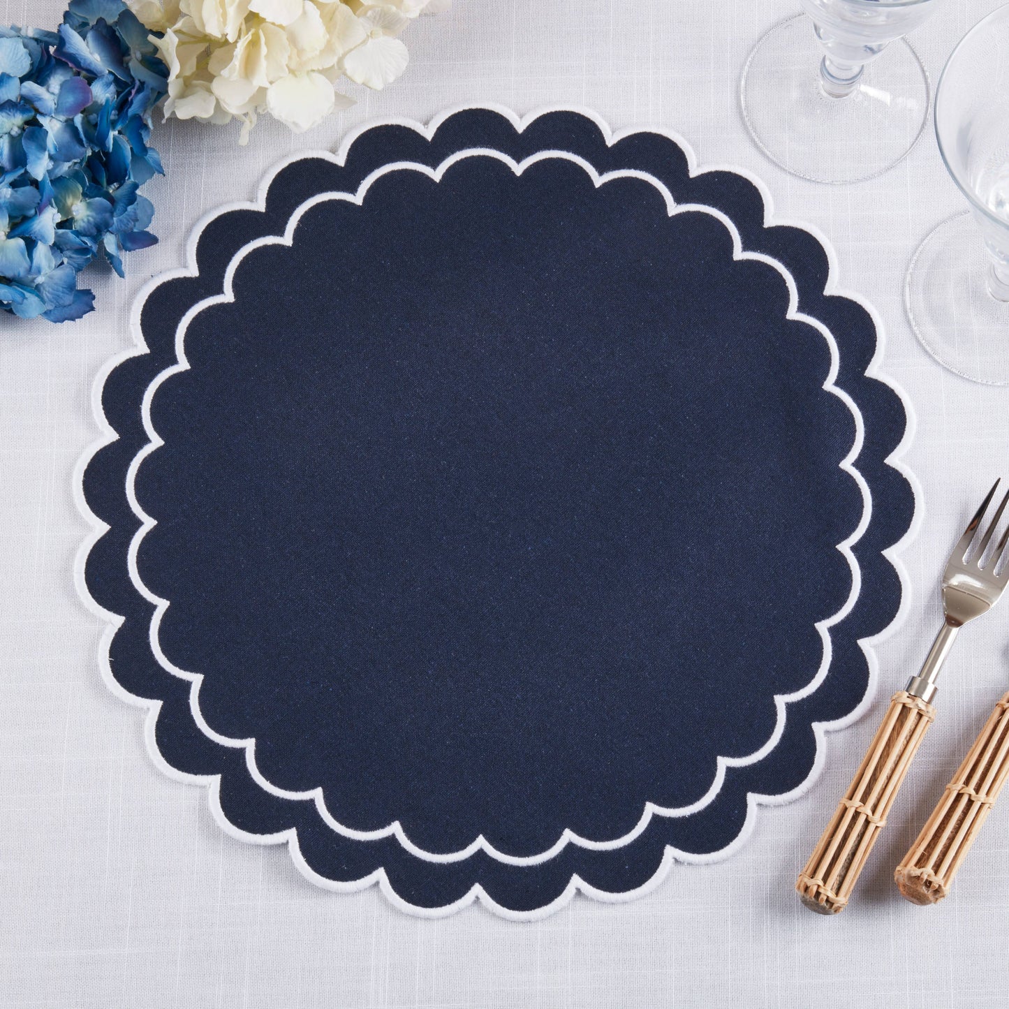 Round Scalloped Cotton Placemats: Black / 15"