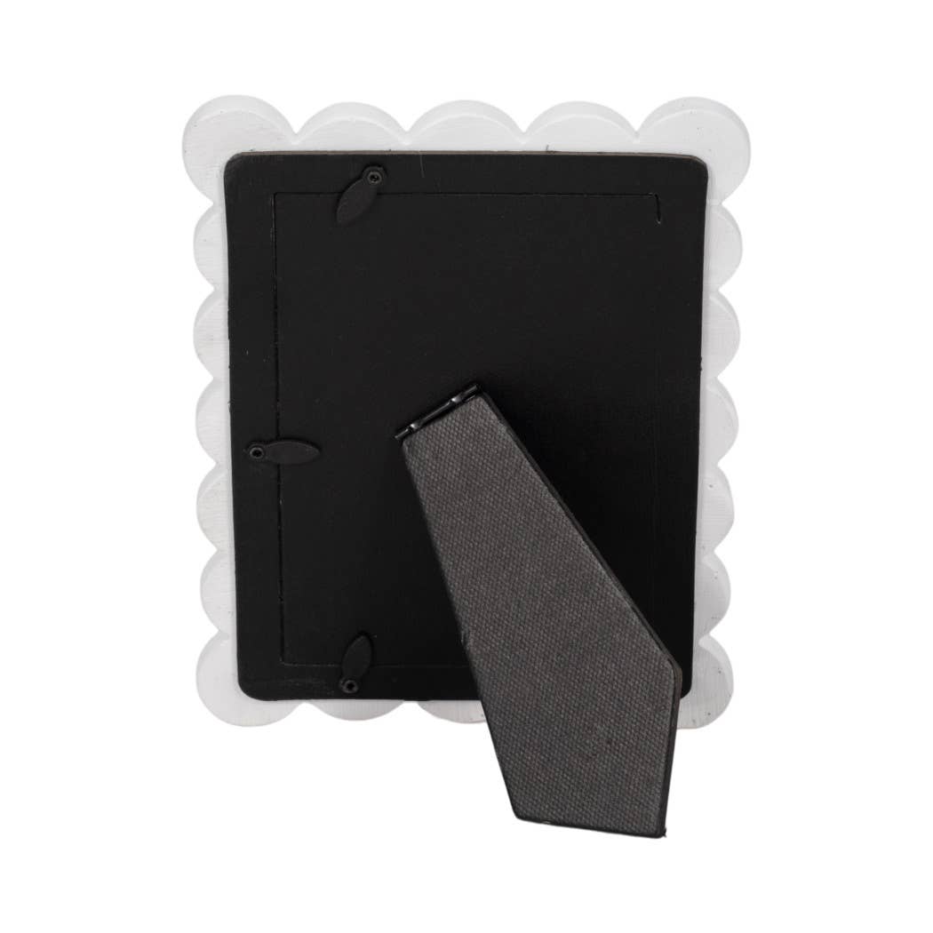 Photo Frame - Resin with Decorative Scalloped Edge: White / 5x7
