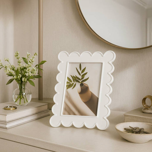 Photo Frame - Resin with Decorative Scalloped Edge: White / 5x7